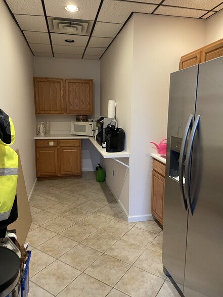 More Photos Of 17 Parker Terrace Ext, Glastonbury Office For Lease