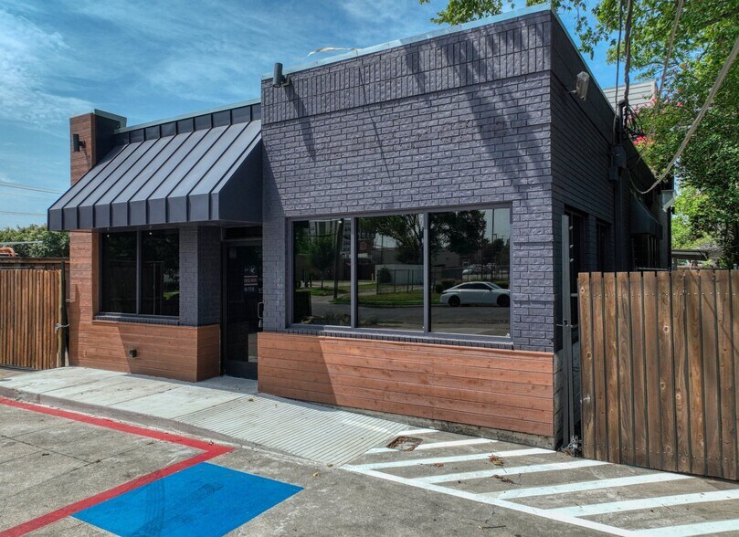 More Photos Of 1717 N Garrett Ave, Dallas Medical For Sale