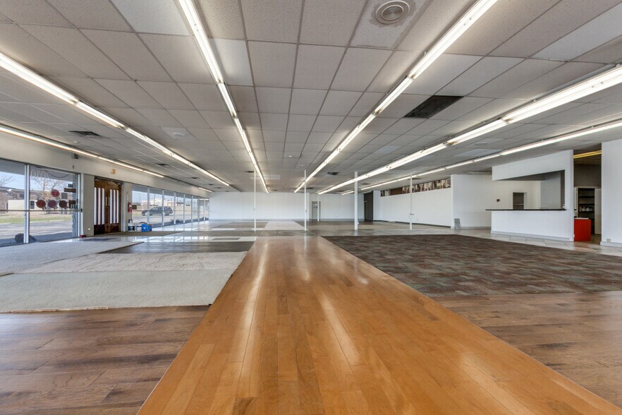 More Photos Of 12925 Lyndon B Johnson Fwy, Garland Showroom For Lease