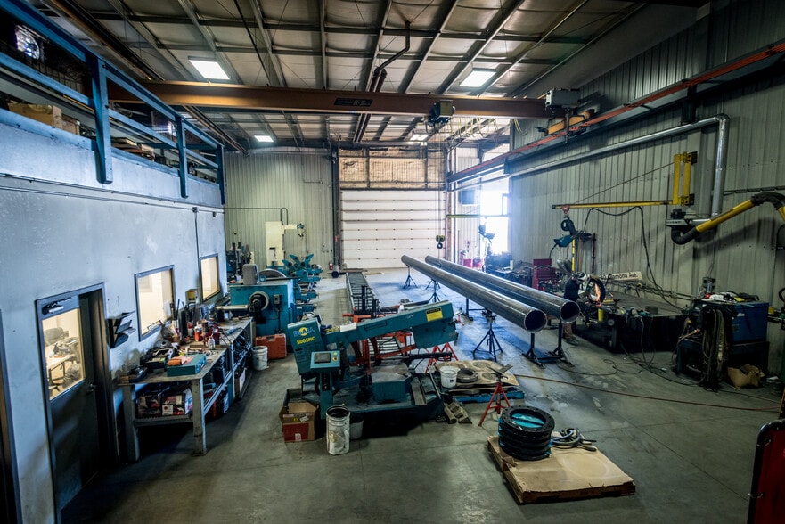 More Photos Of 357 Saskatchewan Ave, Spruce Grove Manufacturing For Lease
