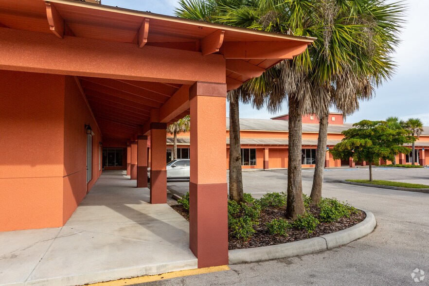 More Photos Of 10650 Metro Pky, Fort Myers Showroom For Lease