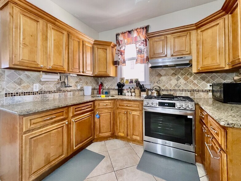 More Photos Of 71 Honiss St, Belleville Apartments For Sale
