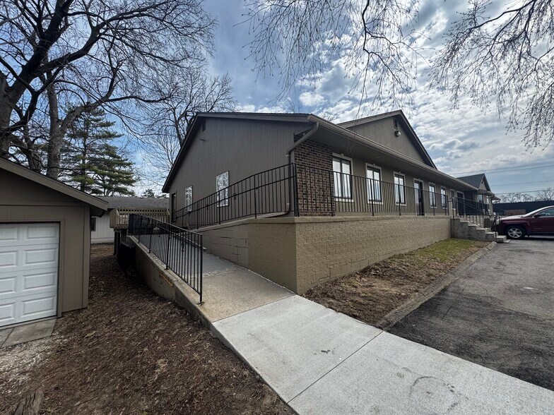 More Photos Of 7445 University Blvd, Des Moines Medical For Lease