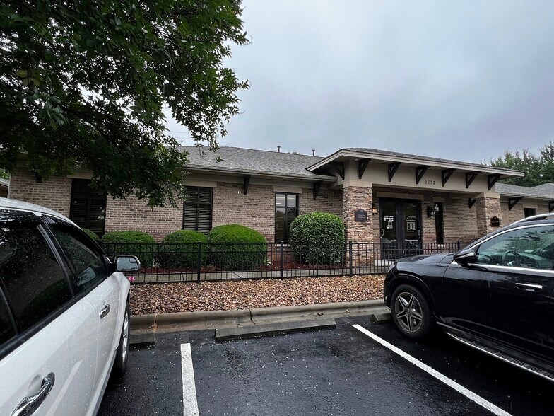 More Photos Of 1258 Mann Dr, Matthews Medical For Sale