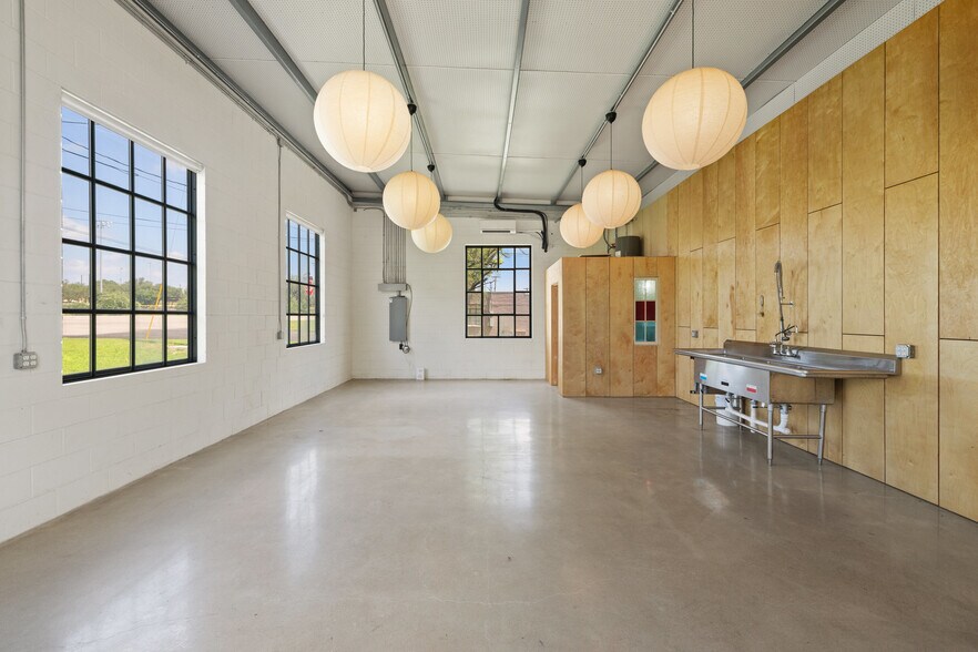 More Photos Of 404 Nugent ave, Johnson City Flex For Sale