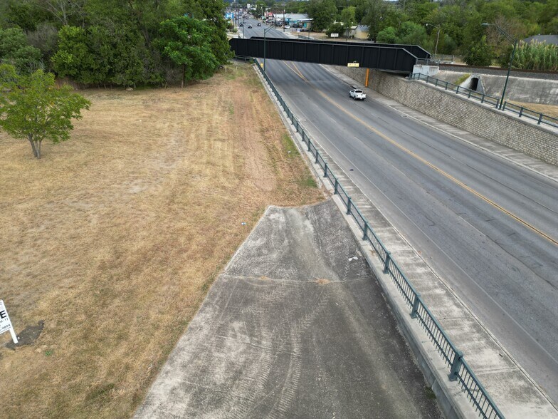 More Photos Of 136 W Nacogdoches St, New Braunfels Service For Sale