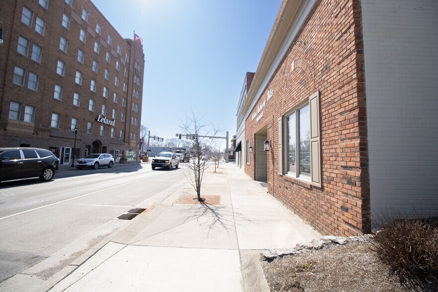 More Photos Of 36 9th St, Richmond Office For Sale