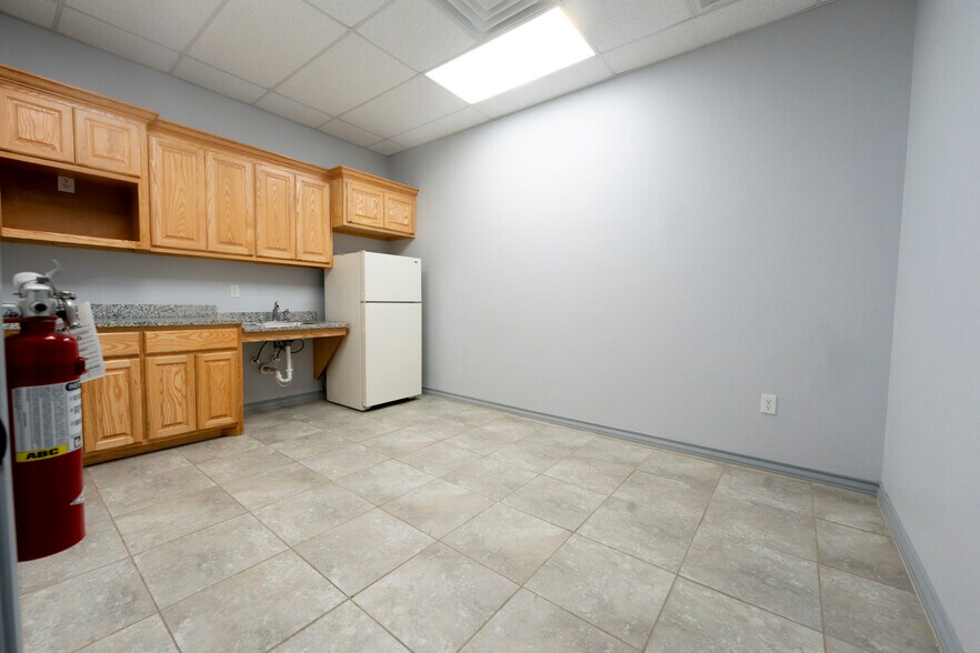 More Photos Of 1508 County Road 1105, Midland Warehouse For Lease