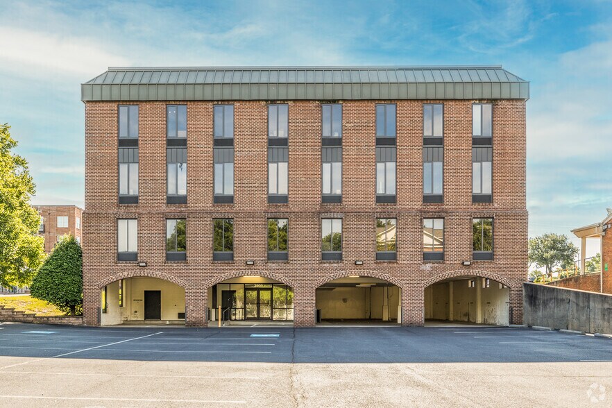 More Photos Of 3900 University Dr, Fairfax Office For Lease