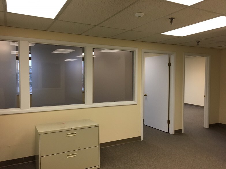 More Photos Of 74 Main St, Woodbridge Storefront Retail Office For Lease
