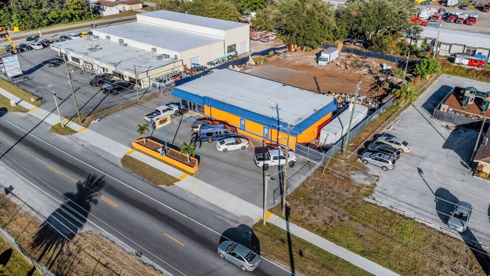 More Photos Of 2922 Grand Blvd, Holiday Flex For Lease