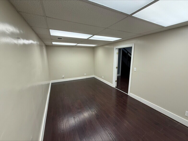 More Photos Of 216 S Main St, Monmouth Office For Lease