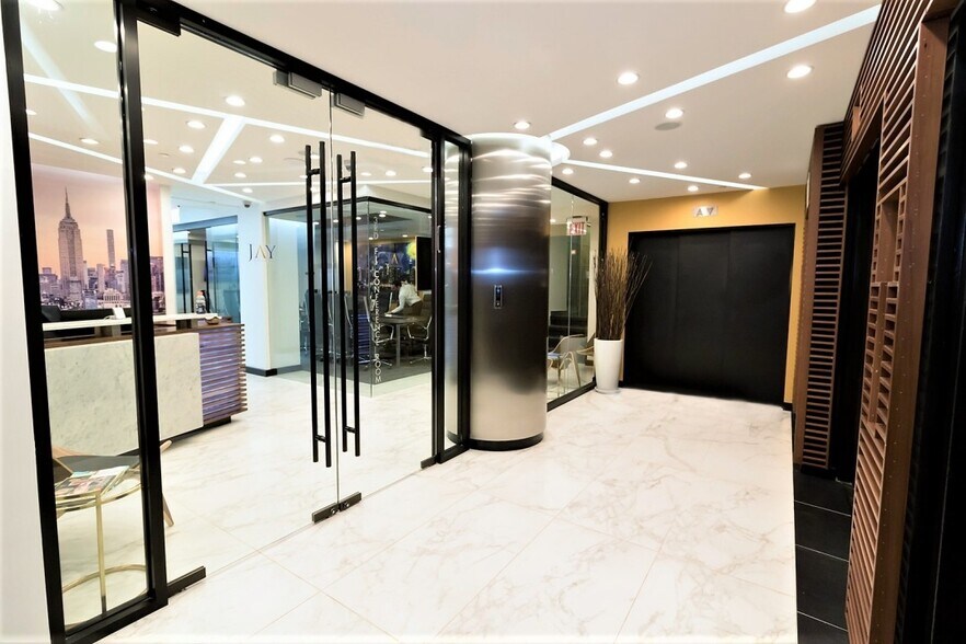 More Photos Of 369 Lexington Ave, New York Office For Lease