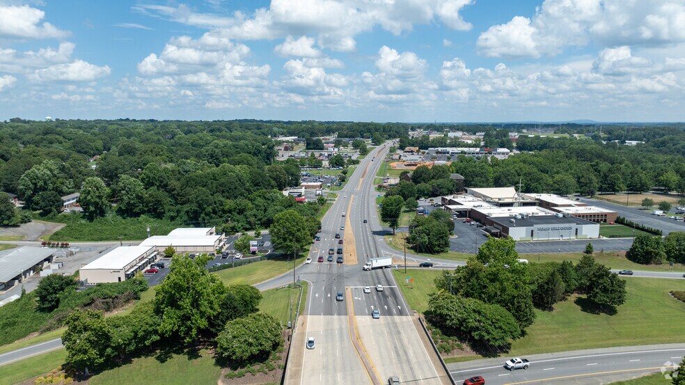 More Photos Of 940 US Highway 70 SW, Hickory Storefront For Lease