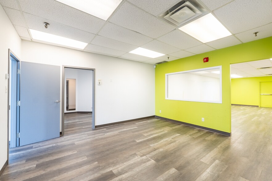 More Photos Of 8740-8754 Boul Pie IX, Montréal Warehouse For Lease