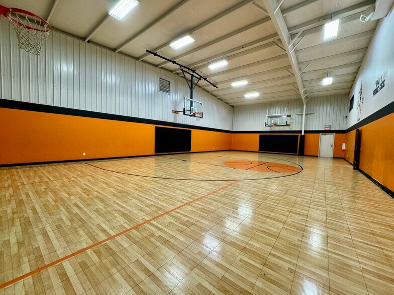 More Photos Of 2509 S 1st St, Terre Haute Showroom For Sale