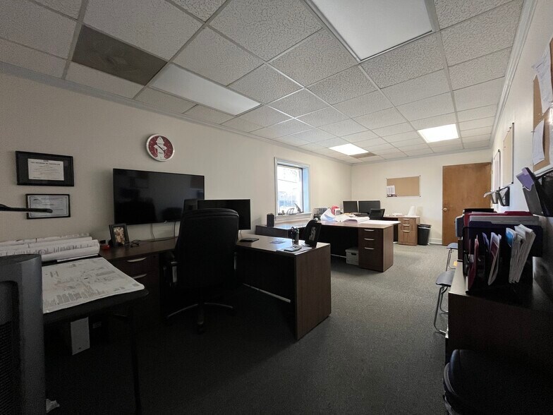 More Photos Of 340-342 Crompton St, Charlotte Light Manufacturing For Lease