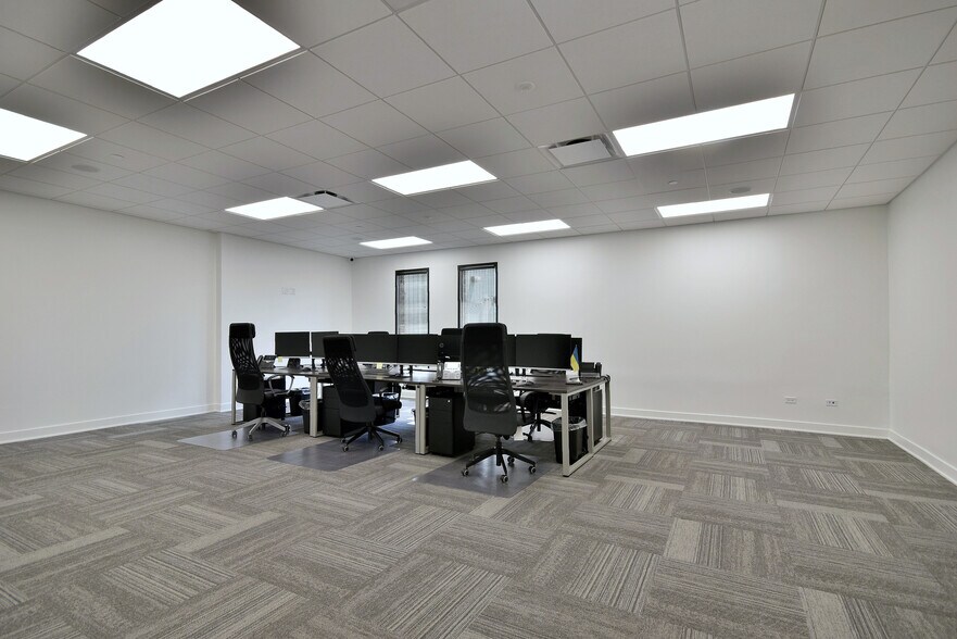 More Photos Of 6363 W 73rd St, Bedford Park Manufacturing For Lease