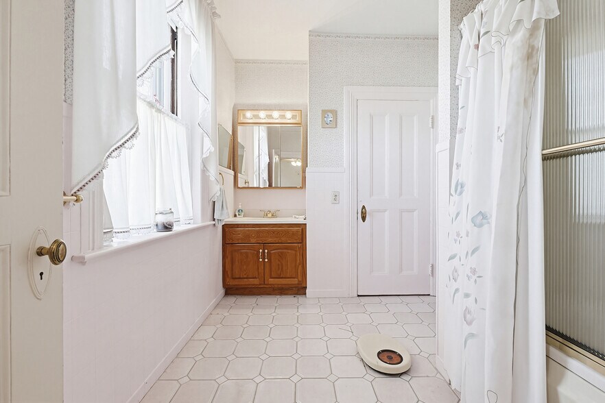 More Photos Of 1501 Lonsdale Ave, Lincoln General Retail For Sale