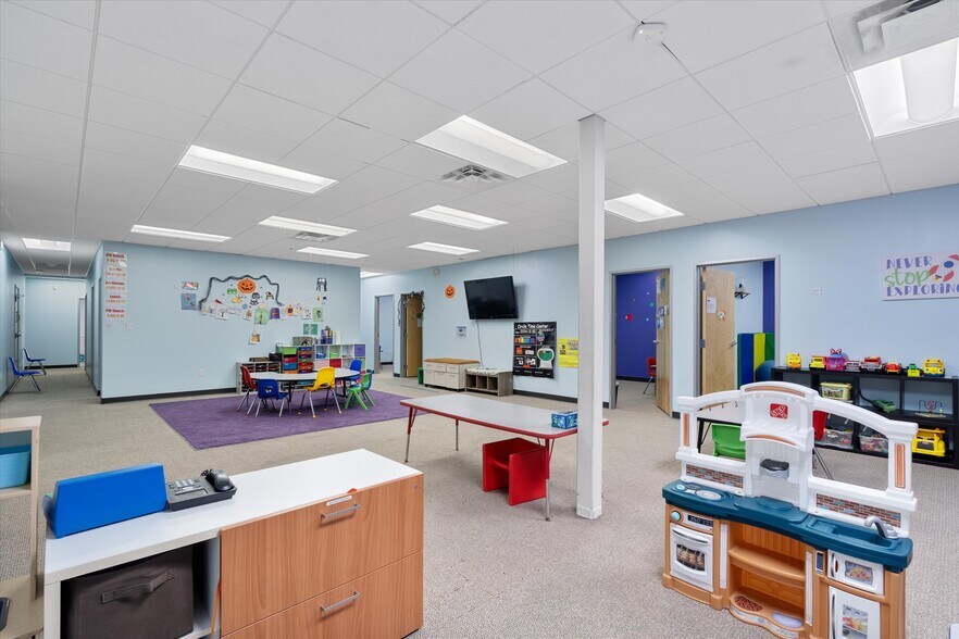 More Photos Of 9811 S IH-35, Austin Office For Sale