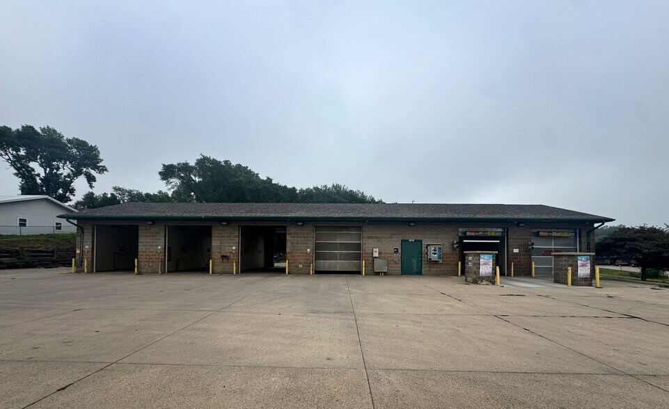 Primary Photo Of 600 Lewis Blvd, Sioux City Carwash For Sale