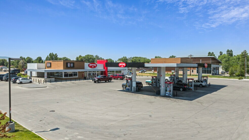 Primary Photo Of 700 E Victory Way, Craig Service Station For Sale