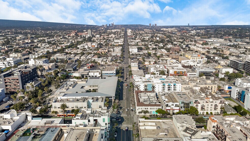 More Photos Of 525 Santa Monica Blvd, Santa Monica Apartments For Sale