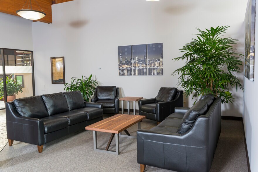 More Photos Of 175 Olde Half Day Rd, Lincolnshire Office For Lease