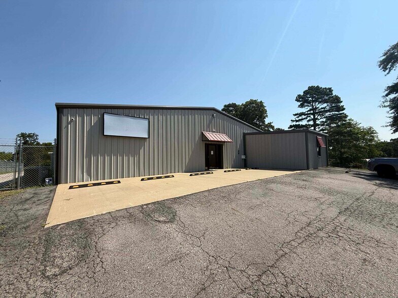 More Photos Of 1705 W Walnut St, Paris Industrial For Lease