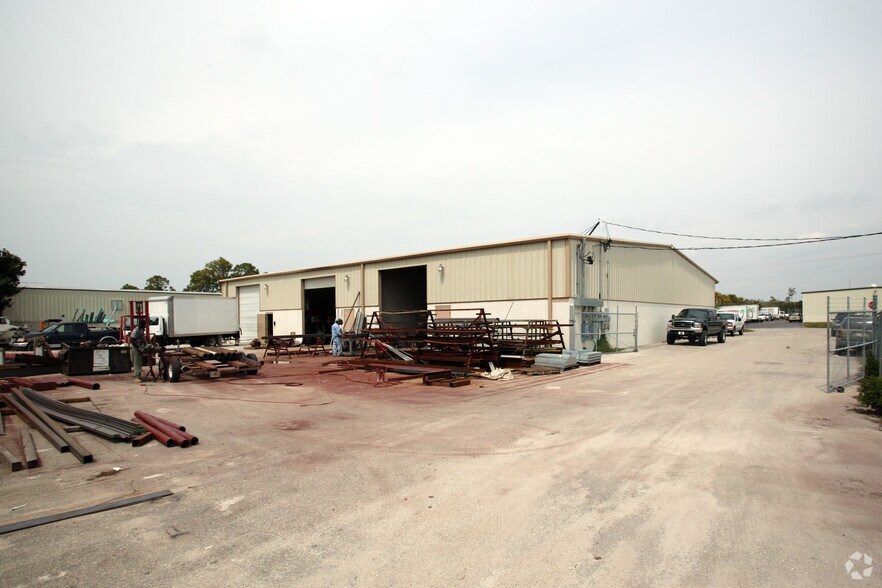 More Photos Of 2304 Bruner Ln, Fort Myers Manufacturing For Lease