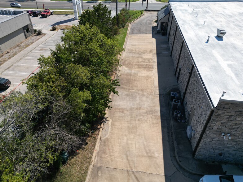 More Photos Of 1202 Brookview Dr, Ardmore Storefront Retail Office For Sale