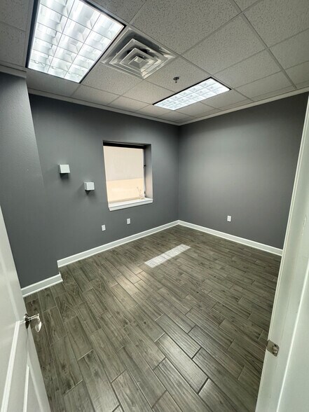 More Photos Of 202 Industrial Blvd, Sugar Land Warehouse For Sale