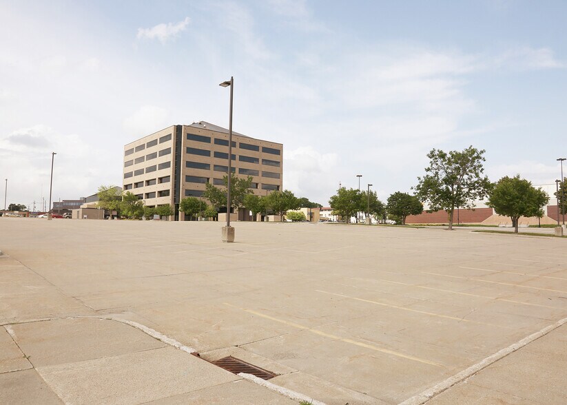 More Photos Of 111 W State St, Mason City Office For Lease