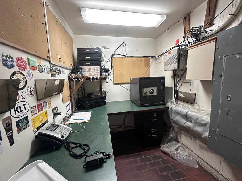 More Photos Of 423 S Union St, Traverse City General Retail For Sale