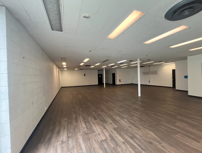 More Photos Of 8440 Tewantin Dr, Houston Manufacturing For Sale