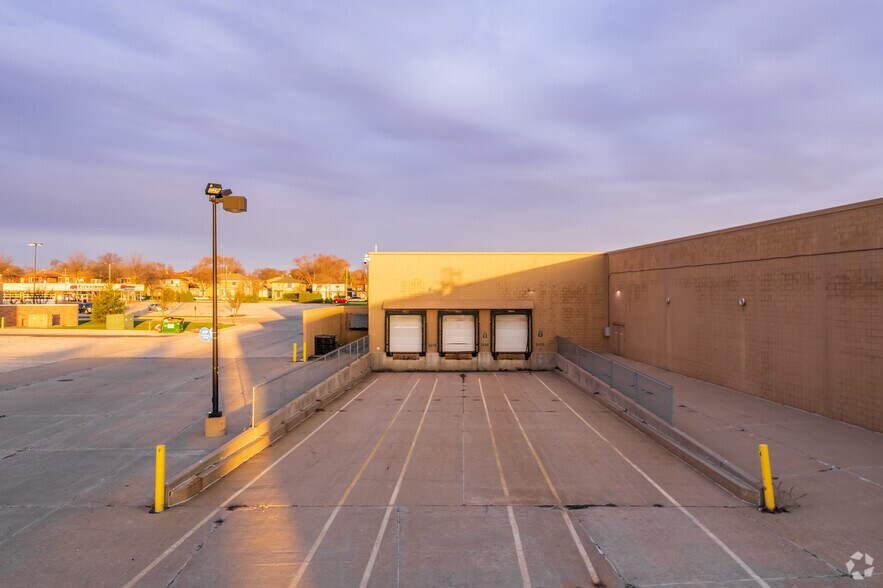 More Photos Of 5825 W Hope Ave, Milwaukee General Retail For Lease