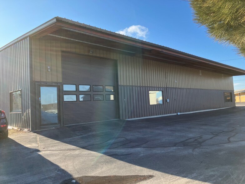 More Photos Of 953 Egg Harbor Rd, Sturgeon Bay General Retail For Sale