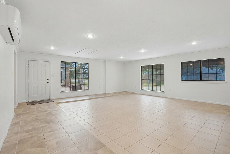More Photos Of 13700 Lakewood Forest Dr, Houston Office For Sale