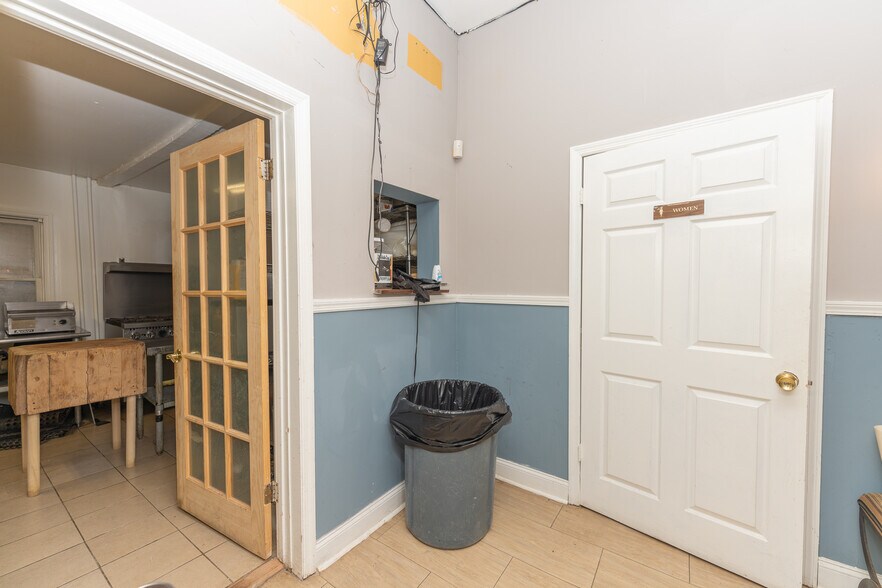 More Photos Of 117 N Lake Ave, Albany Storefront Retail Residential For Sale