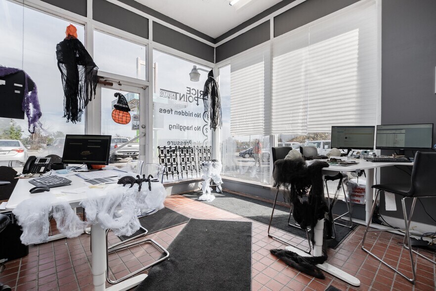 More Photos Of 146 Stewart Blvd, Brockville Light Manufacturing For Sale