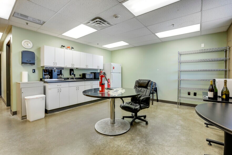 More Photos Of 2885 W County Line Rd, Littleton Auto Dealership For Sale