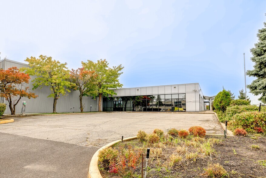 More Photos Of 3000 Aut Transcanadienne, Pointe-claire Distribution For Lease