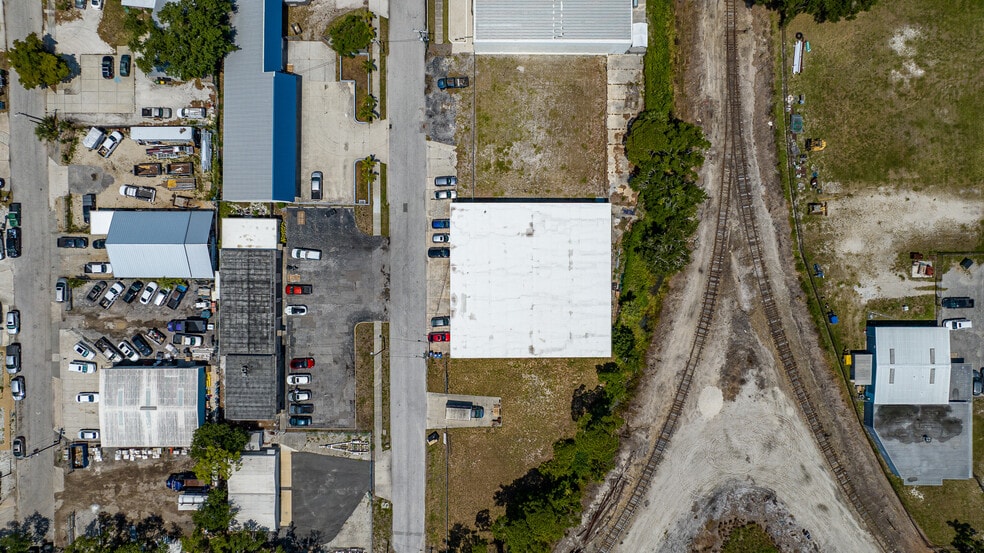 More Photos Of 2169 10th St, Sarasota Warehouse For Sale