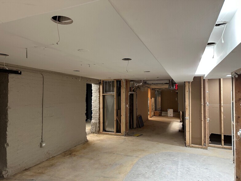 More Photos Of 870 N Orleans St, Chicago Storefront Retail Office For Lease