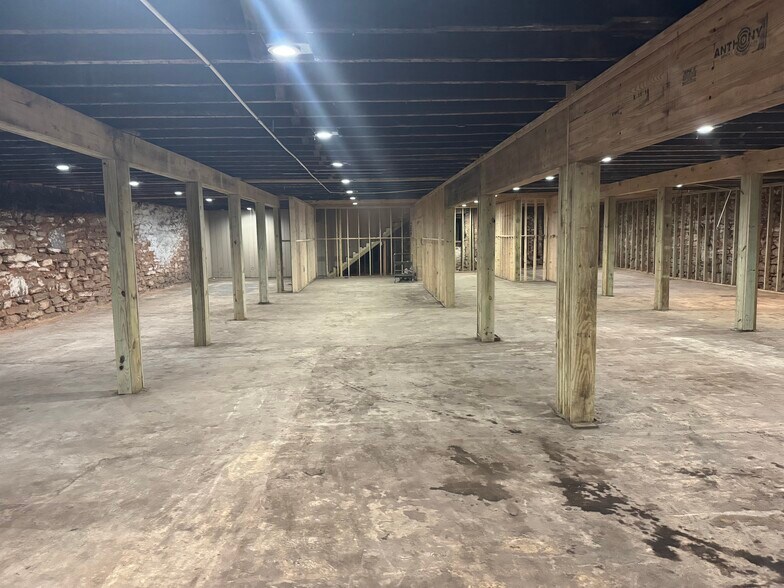 More Photos Of 116 W Solomon St, Griffin Restaurant For Lease