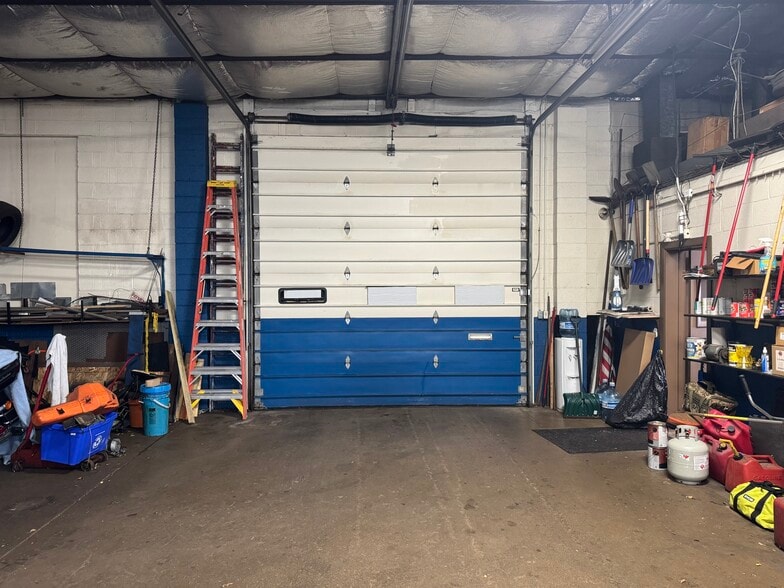 More Photos Of 1101 Niagara St, Waukesha Auto Repair For Sale