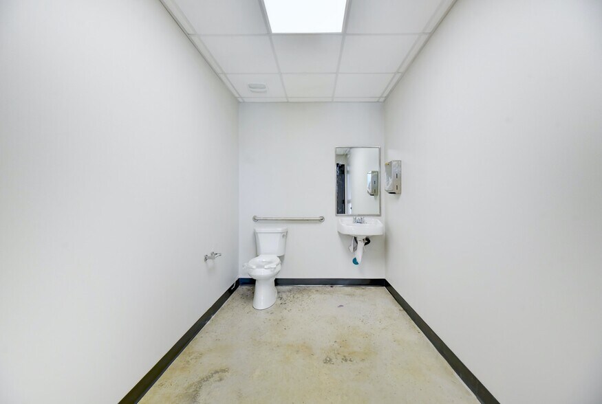 More Photos Of 11215 Conroy Ln, Austin Showroom For Lease