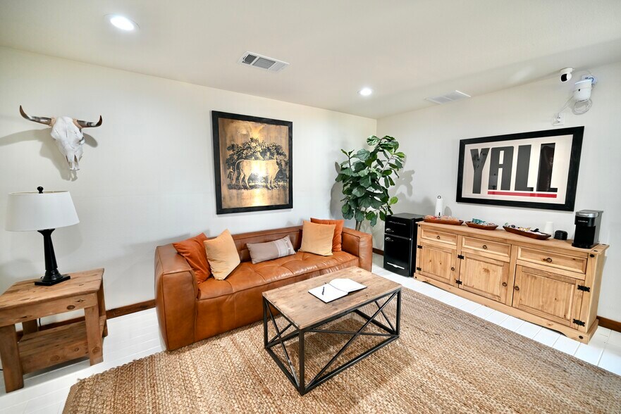 More Photos Of 902 Main St, Blanco Office Residential For Sale