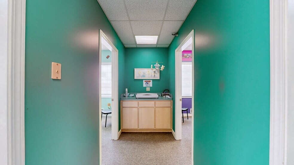 More Photos Of 1701 Spring St, Jeffersonville Medical For Sale