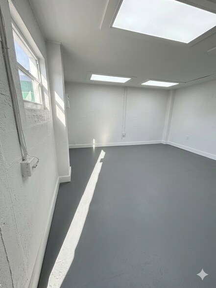 More Photos Of 4055-4059 7th Ter, Saint Petersburg Warehouse For Lease